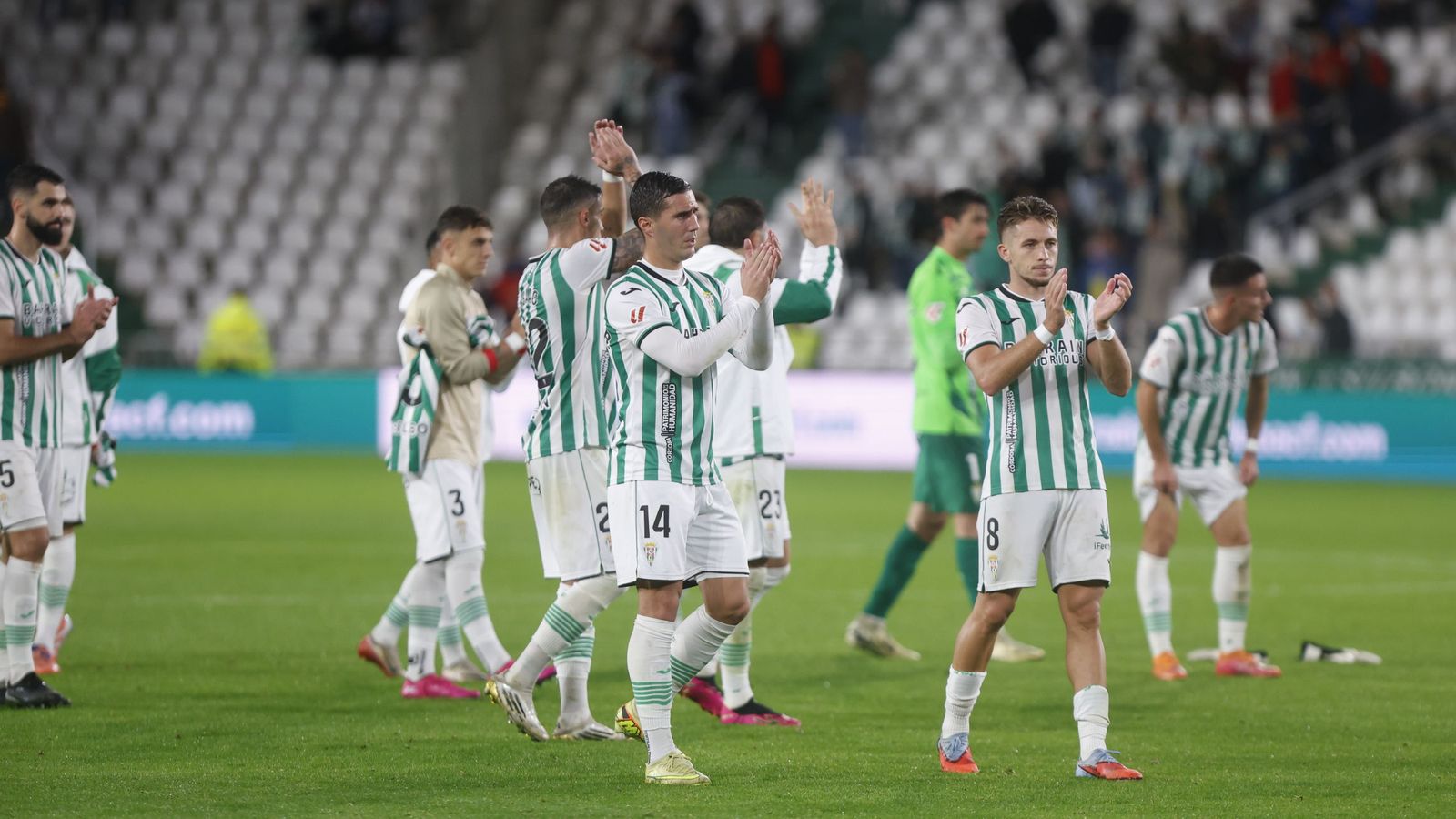 Los jugadores del Córdoba aplauden a la grada tras un partido.