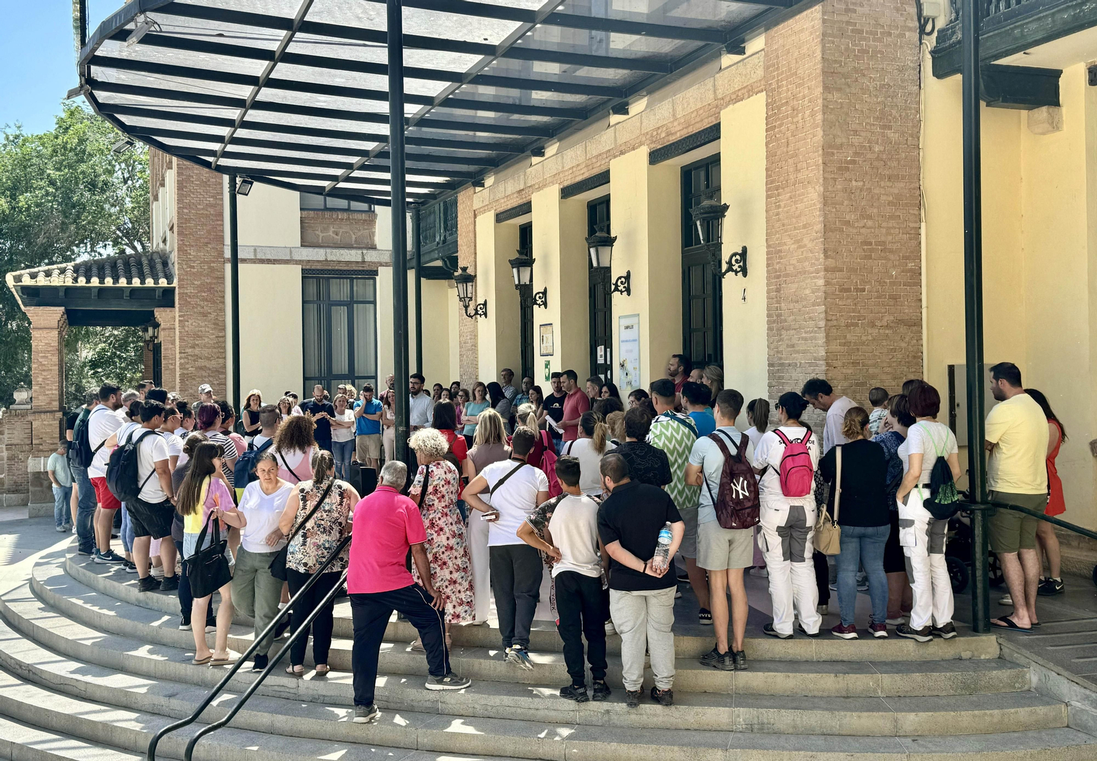 Vecinos a las puertas del Ayuntamiento de Campillos. Vecinos a las puertas del Ayuntamiento de Campillos.