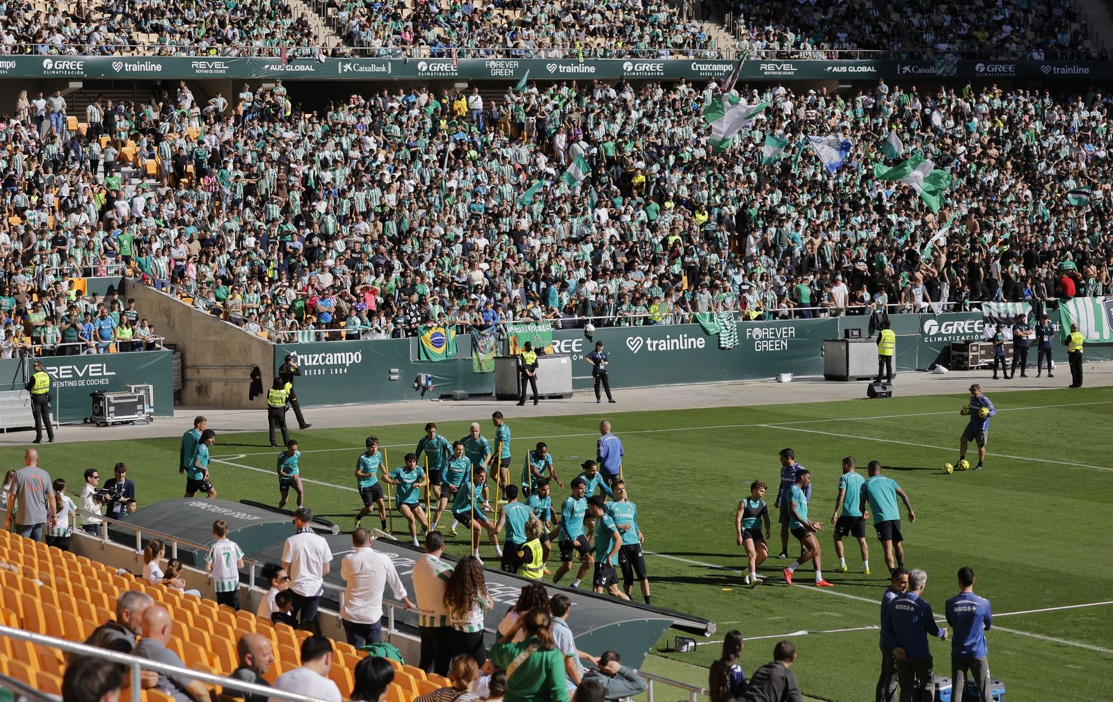 Las fotos del entrenamiento del Betis a puerta abierta