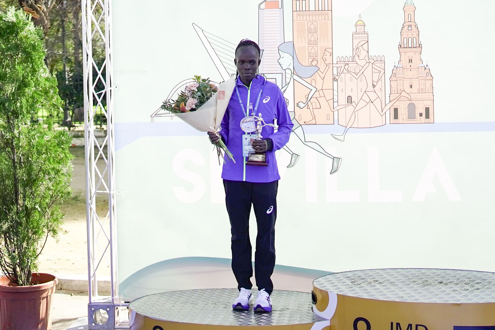 Así ha sido la entrega de premios del Zúrich Maraton de Sevilla 2026