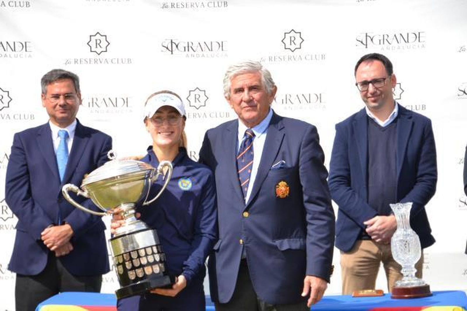 Nora Sundberg, con su trofeo, en la entrega de premios
