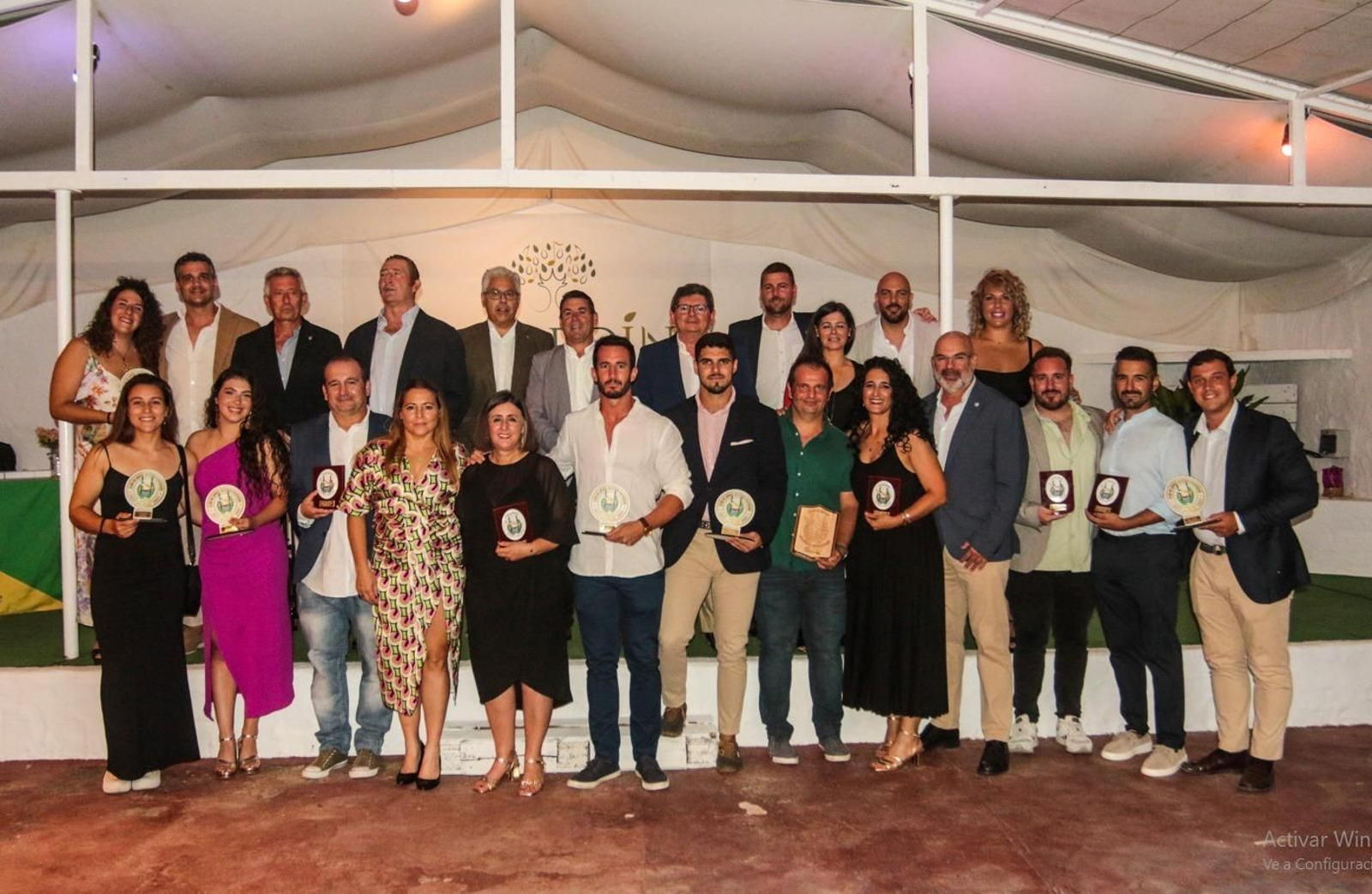 Homenajeados y Junta Directiva del CRAP posan tras la entrega de reconocimientos.