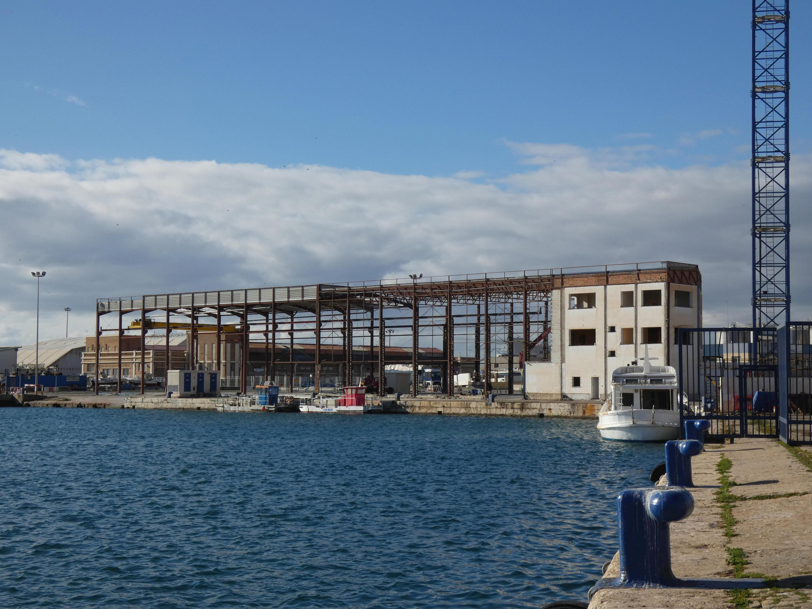 Esqueleto de la nave de los astilleros Mario López ayer.