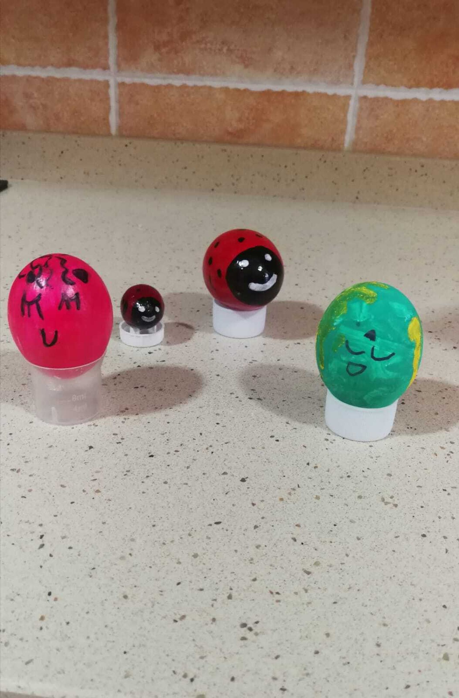 La singular tradición de los huevos pintados de Pascua de Fuente Carreteros, en fotografías