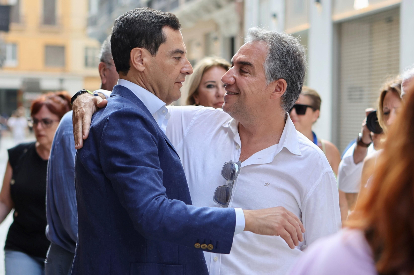 Elías Bendodo abraza a Juanma Moreno, en Málaga.