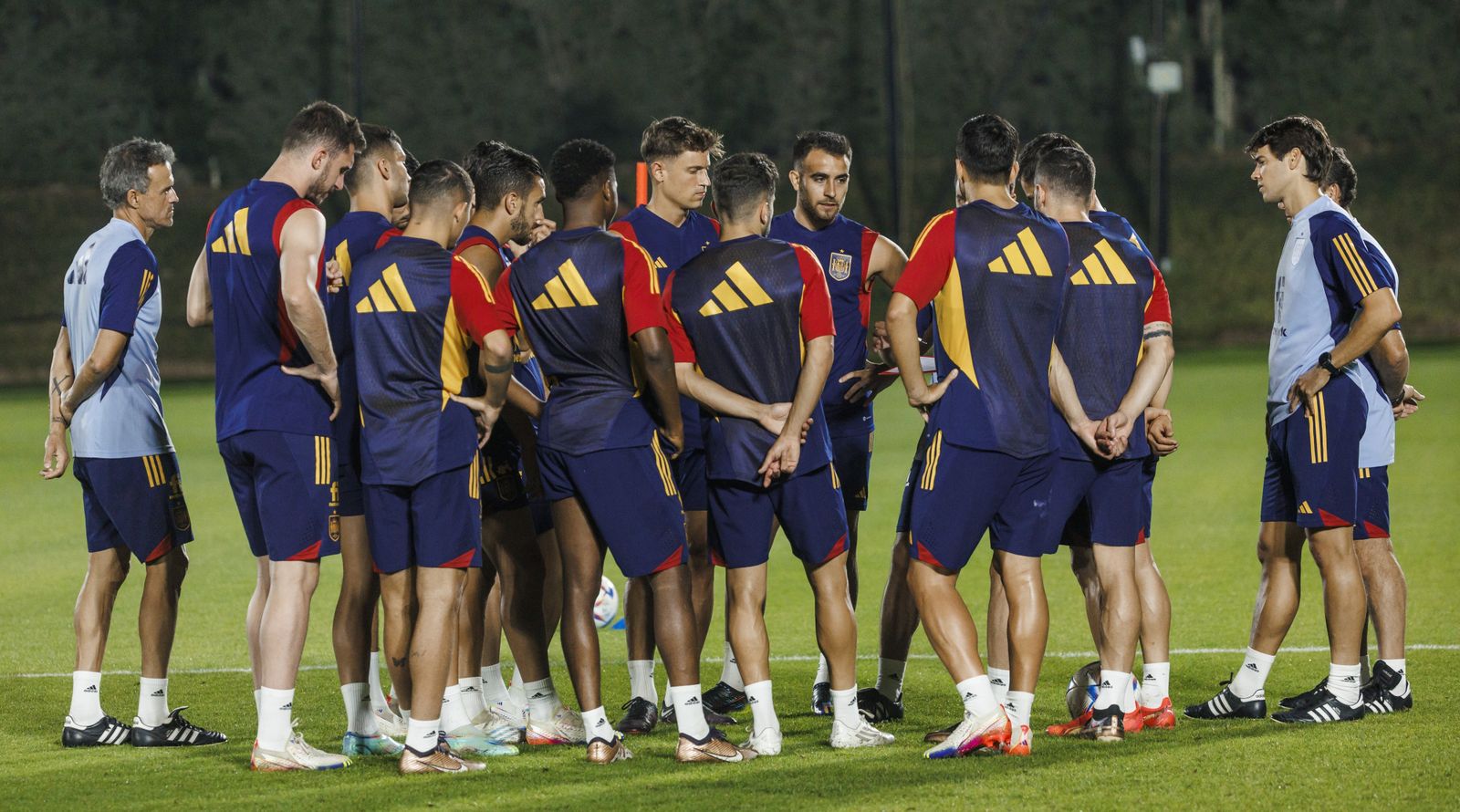 Luis Enrique, a la izquierda junto al grupo de futbolistas que jugaron menos minutos contra Japón.
