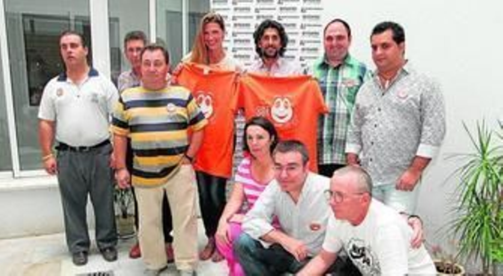 Diferentes momentos del nombramiento de embajadores a Laura Sánchez y Arcángel en la sede de la asociación.