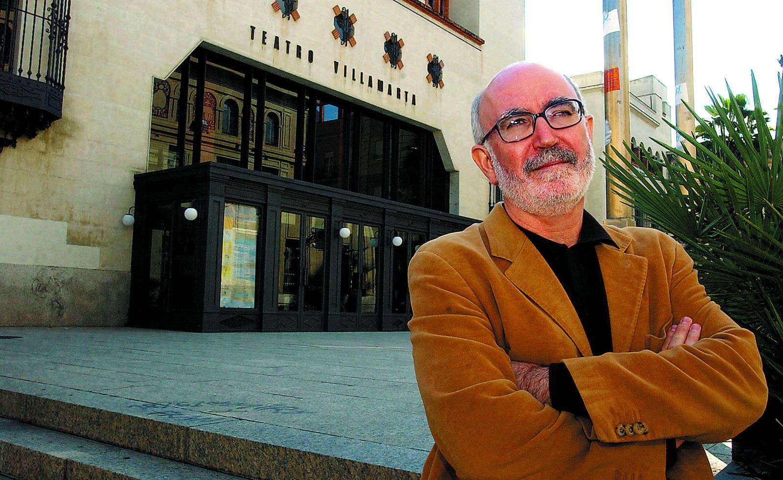 Paco López, en el exterior del Teatro Villamarta de Jerez, en 2006.