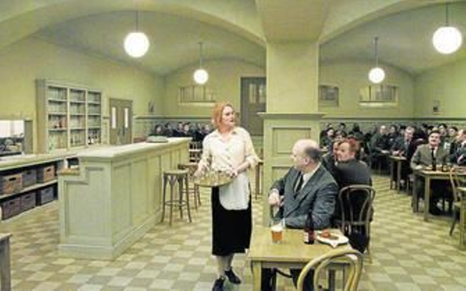 Fotograma de 'A pigeon sat on a branch reflecting', película de Roy Anderson ganadora del Festival de Venecia