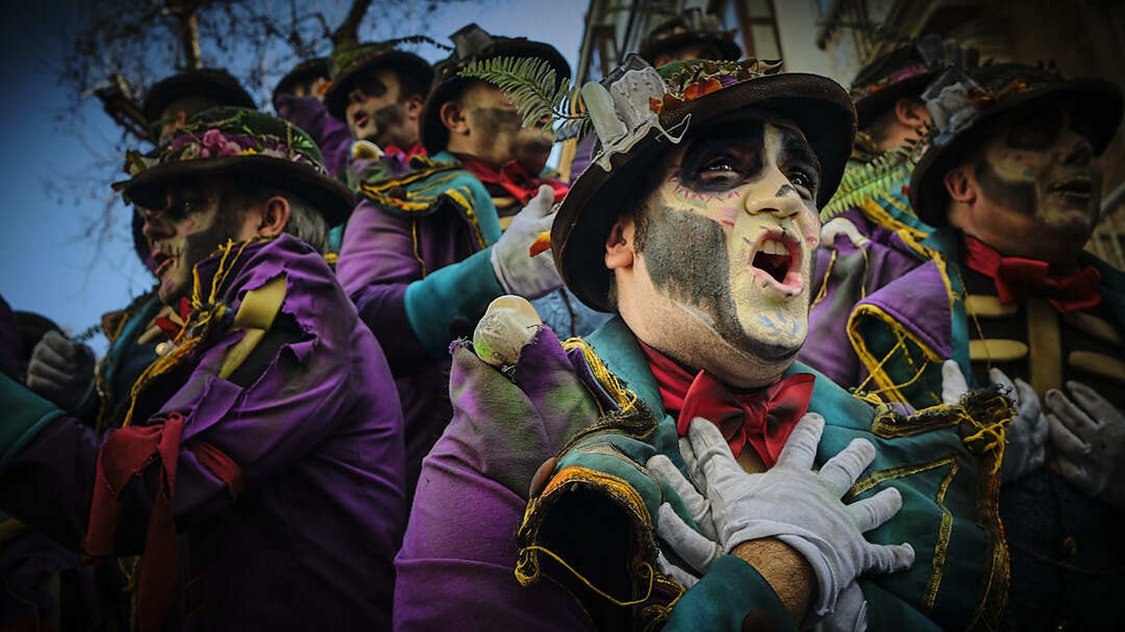 El primer premio de coros del COAC, cantando en plaza Mina.
