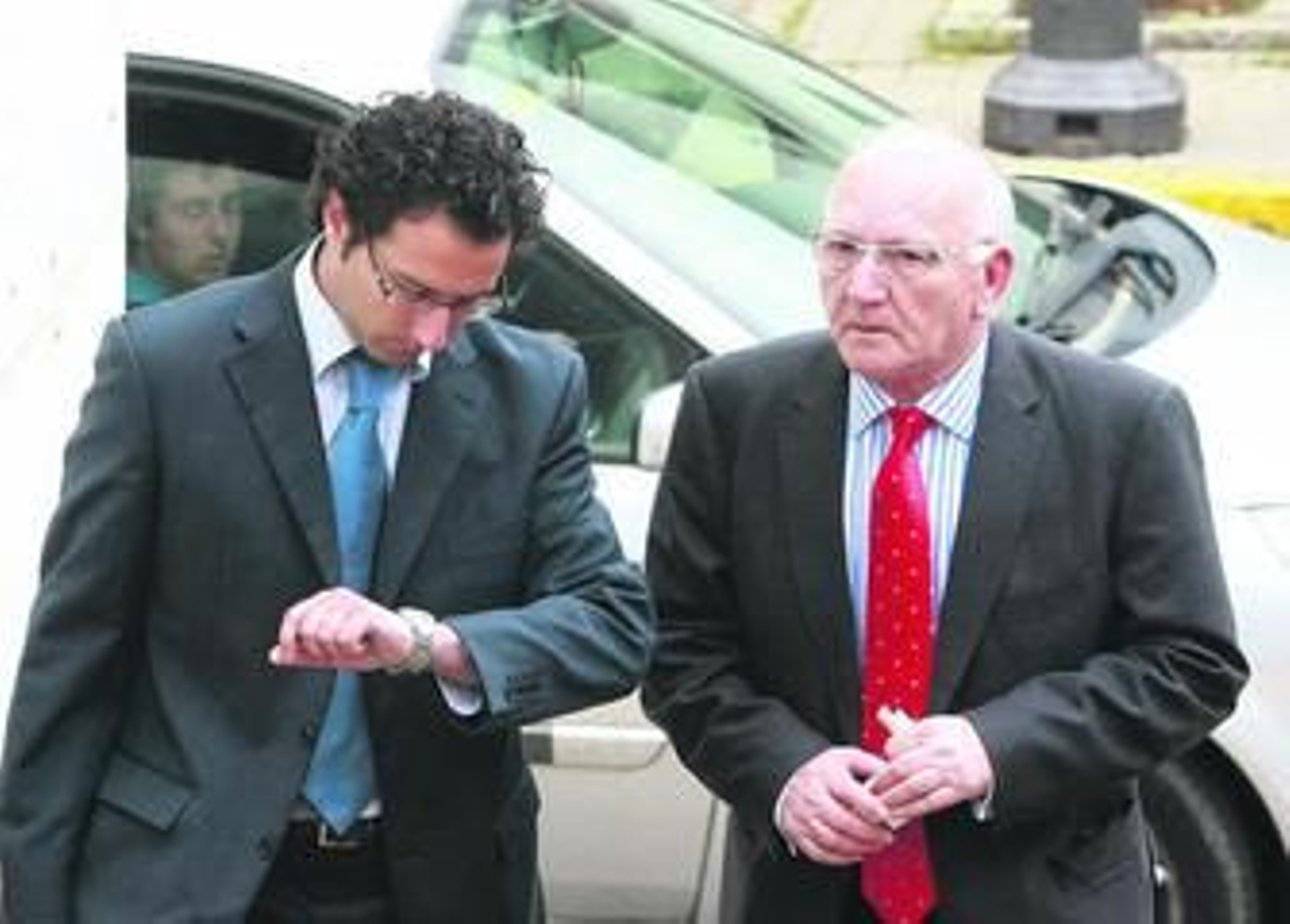 A la derecha, el abogado de la acusación particular, Mariano de Alba, llegando ayer a los juzgados aracenenses.