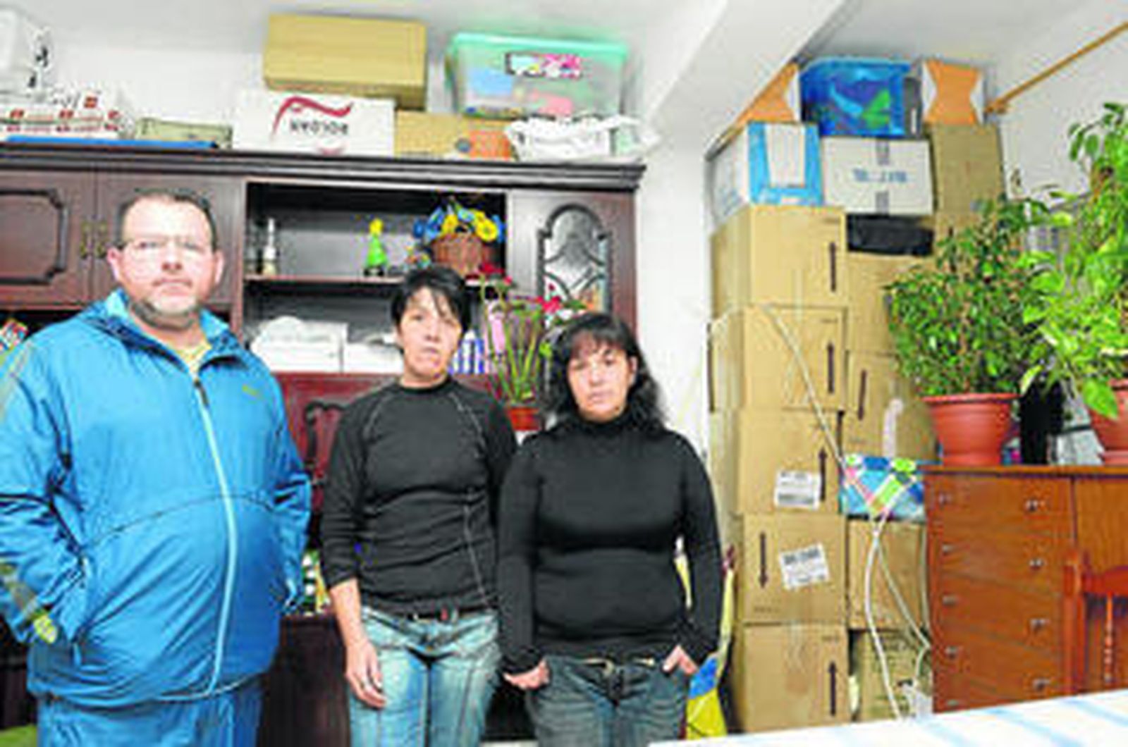 Federico González, Encarnación y María del Carmen Cornejo posan en el salón del piso de realojo en el que viven.