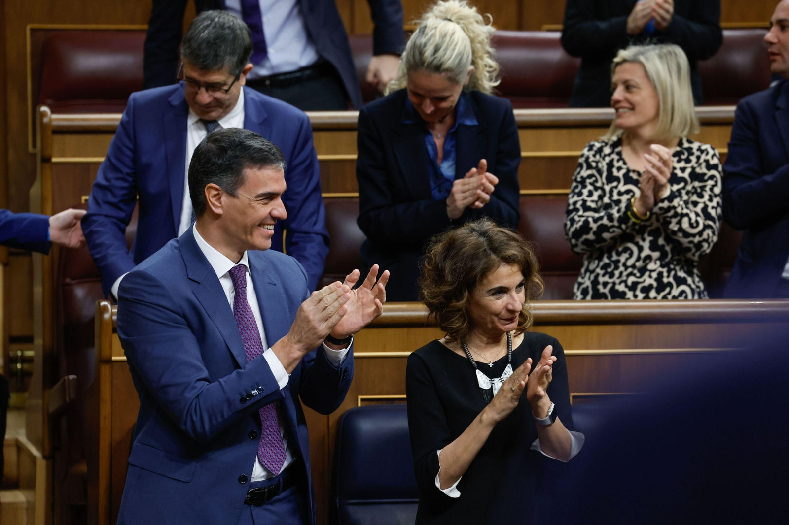 Pedro Sánchez y María Jesús Montero aplauden tras aprobarse la Ley de Amnistía