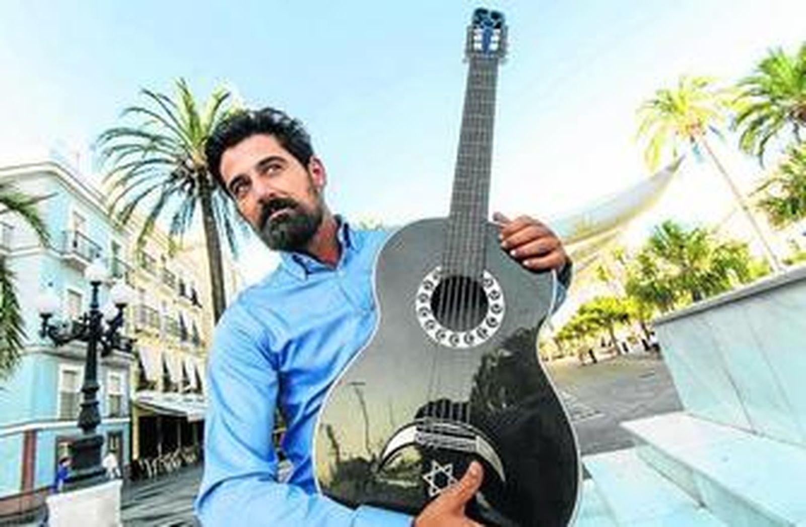 El empresario Israel Barro muestra uno de los prototipos de guitarra flamenca hecho con fibra de carbono.