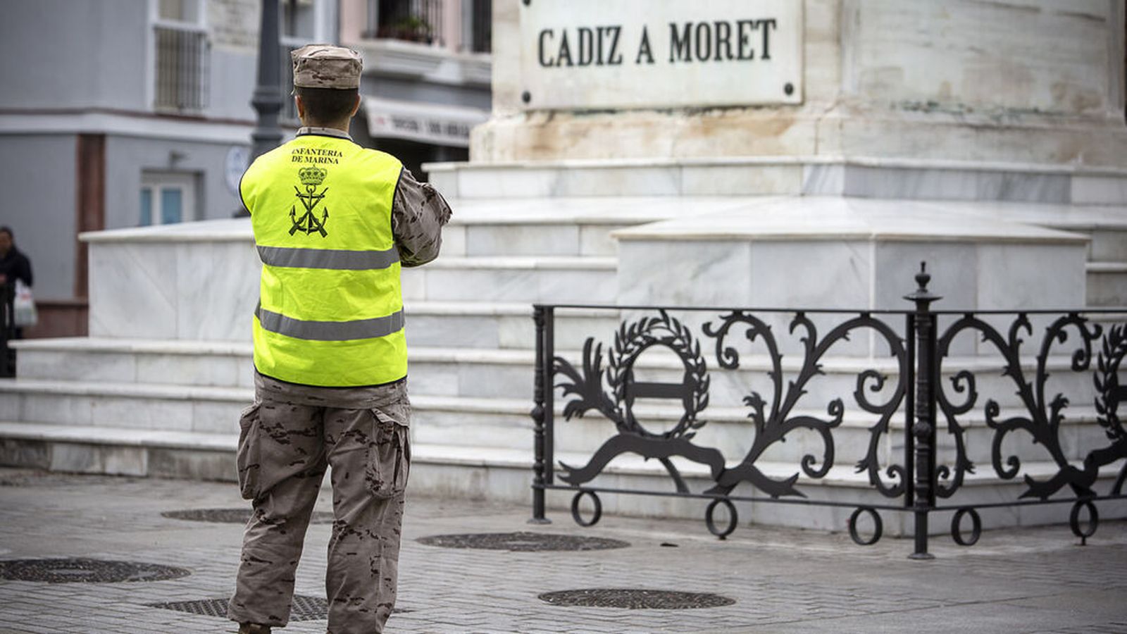 Efectivo de la infantería de Marina patrullando en Cádiz.