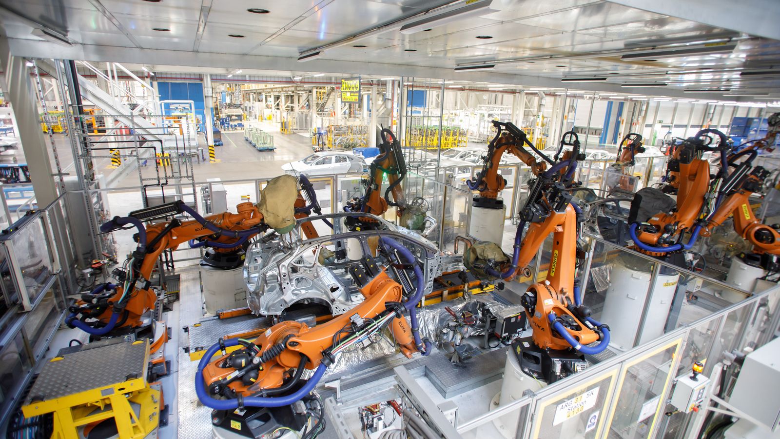 En la planta se utilizan nueve modelos diferentes de robots. Para que varios trabajen a la vez en un coche es necesaria una coordinación que se realiza en 3D en un ordenador.