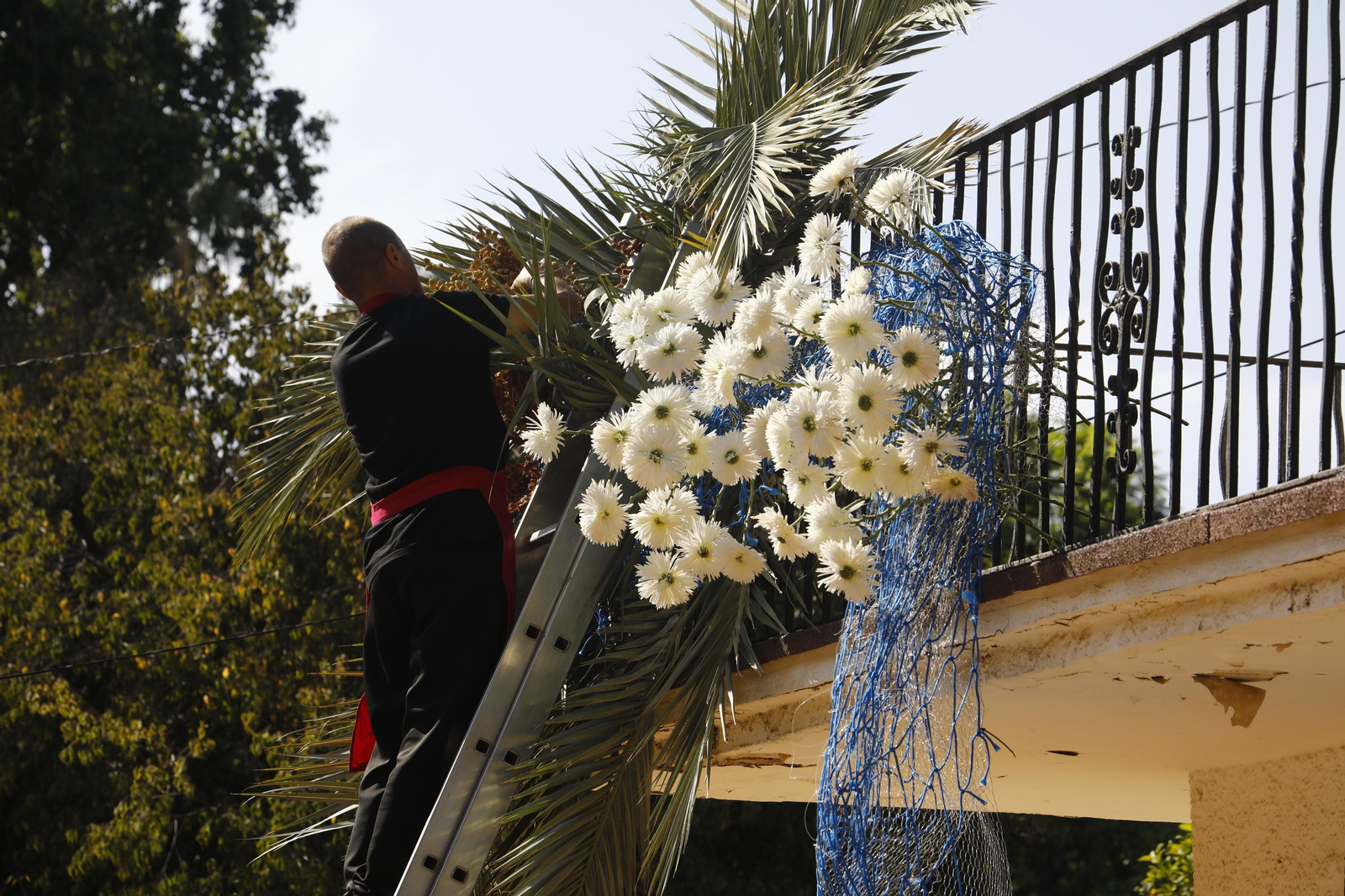 La Guerrilla de flores de Flora inunda el Paseo de la Victoria, en imágenes