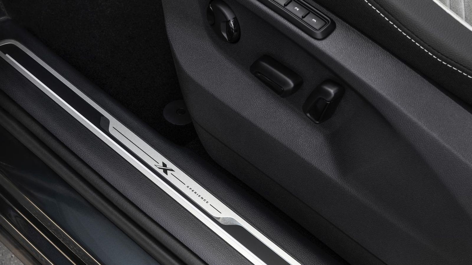 El paso de las puertas se protege con esta placa en los X-Perience.