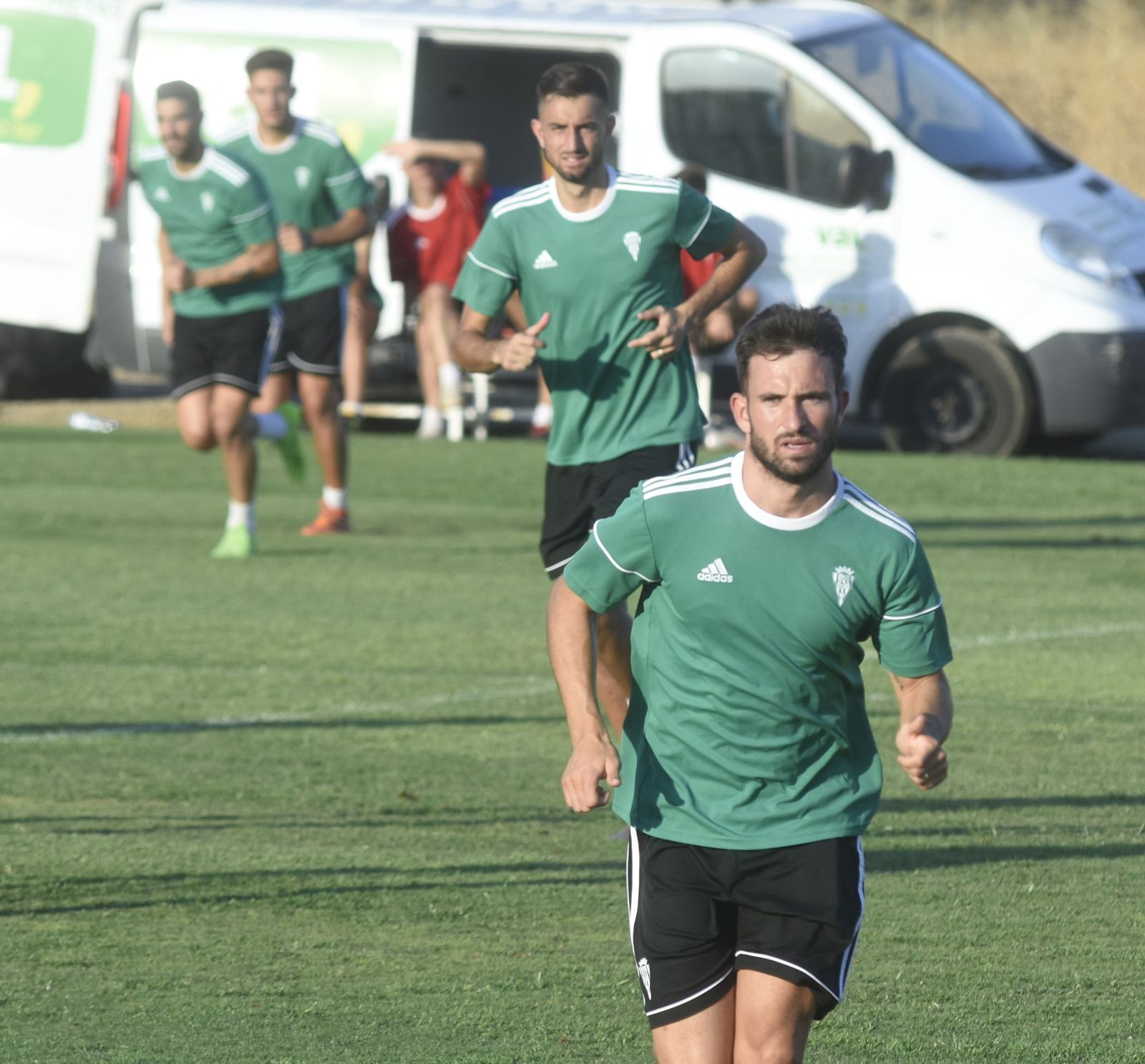 Sebas Moyano esprinta, con José Antonio González detrás, en un entrenamiento del Córdoba CF.