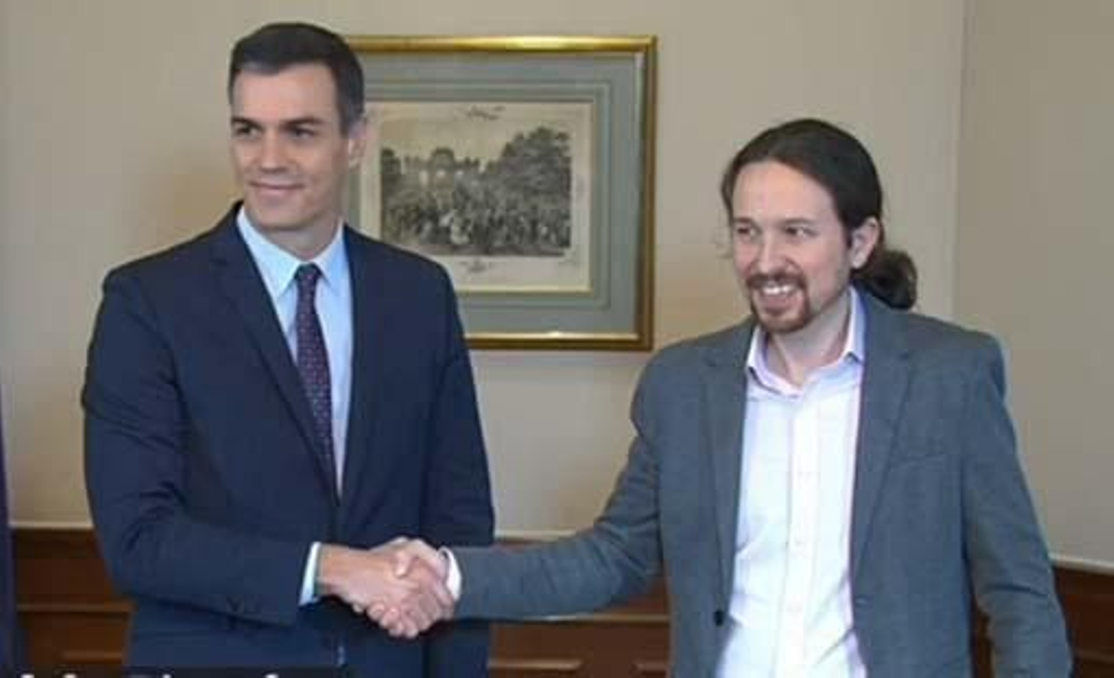 La foto del día: el saludo entre Sánchez e Iglesias