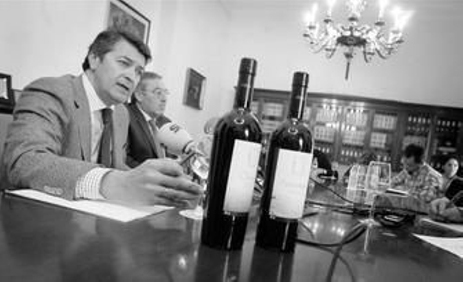 César Saldaña, director del Consejo Regulador del vino, con el presidente de la institución, Jorge Pascual, a su izquierda.