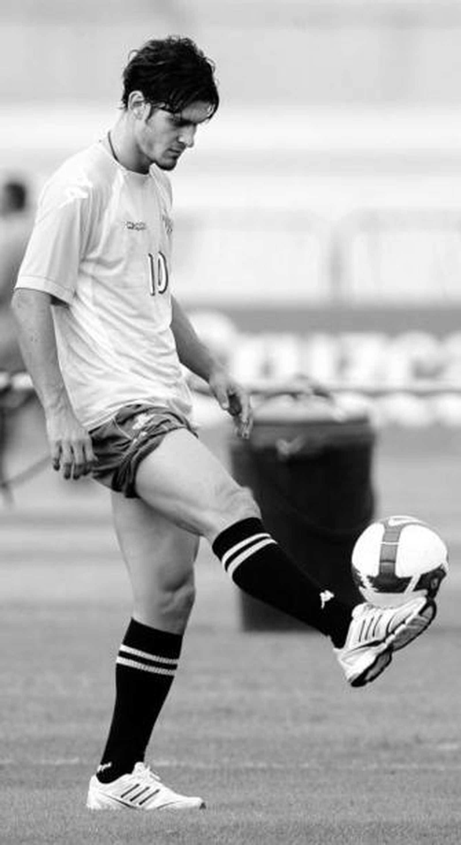 Edu se entretiene con el balón en el entrenamiento.