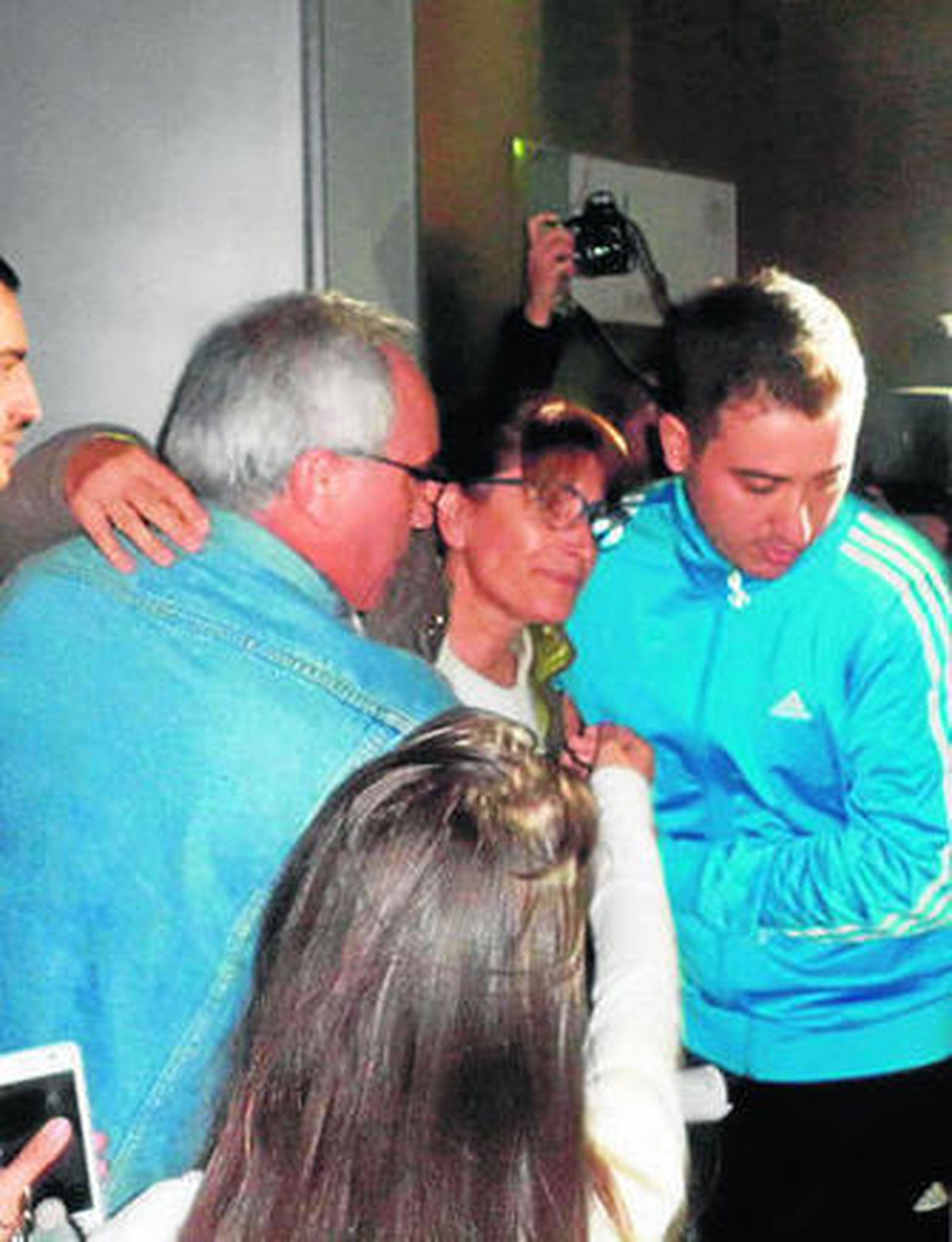 Ruiz, anoche a la salida del juzgado, con su esposo e hijo.