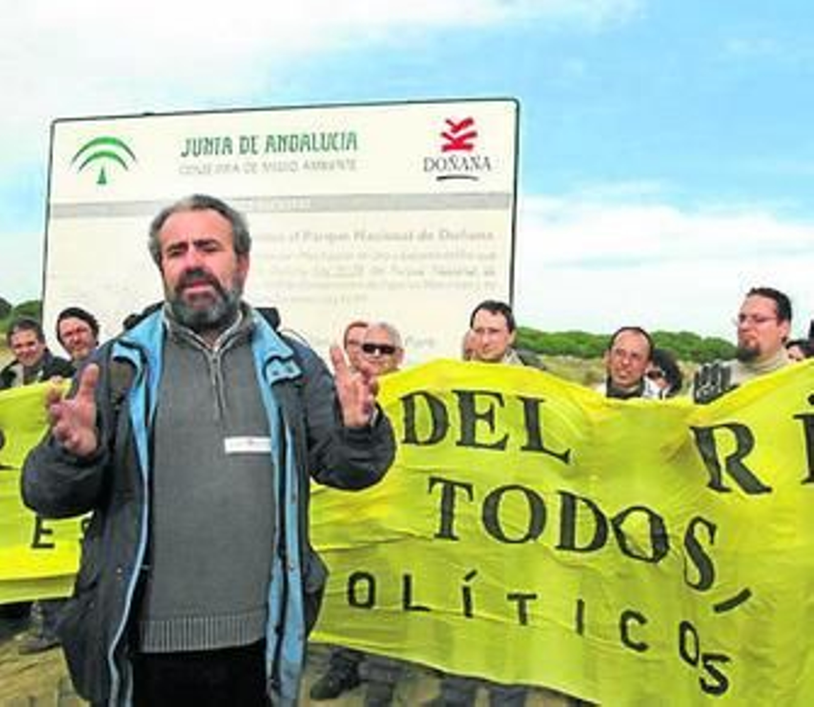 Alfredo Barragán, portavoz de Ecologistas en Acción, ayer durante la protesta en Doñana. Alfredo Barragán, portavoz de Ecologistas en Acción, ayer durante la protesta en Doñana.
