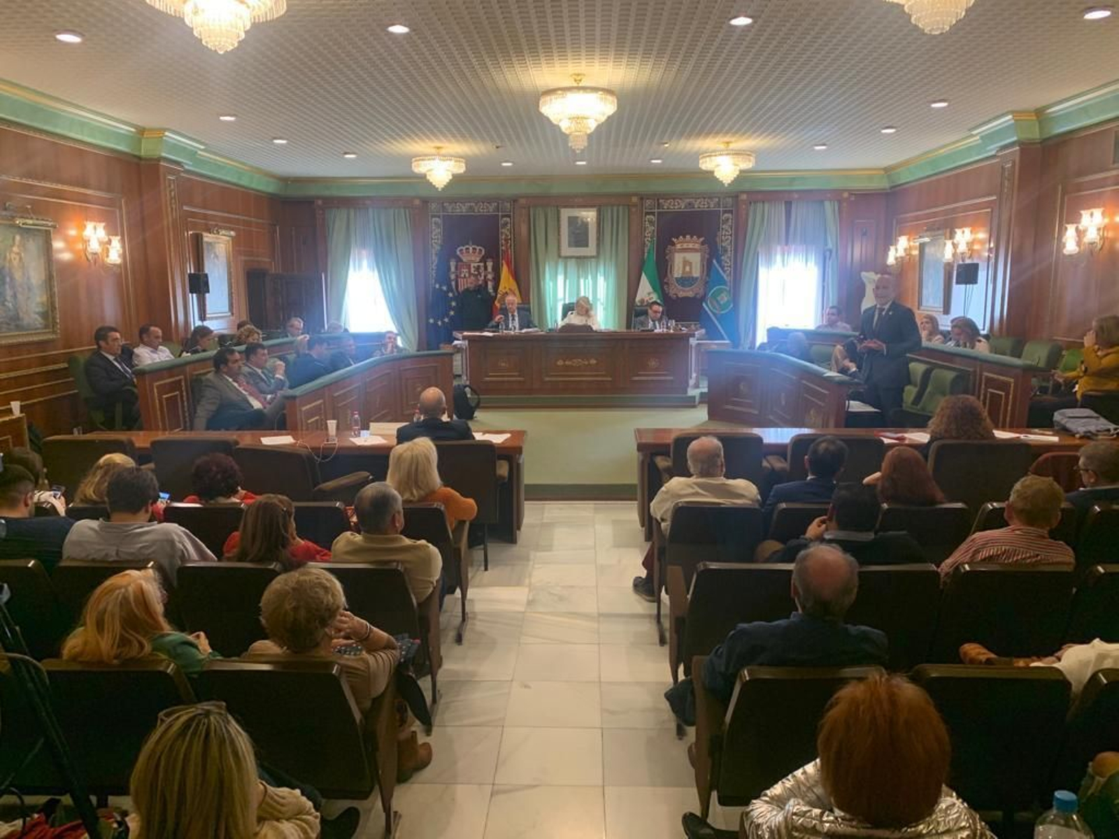 El Pleno ha contado con la asistencia de numeroso público asistente.