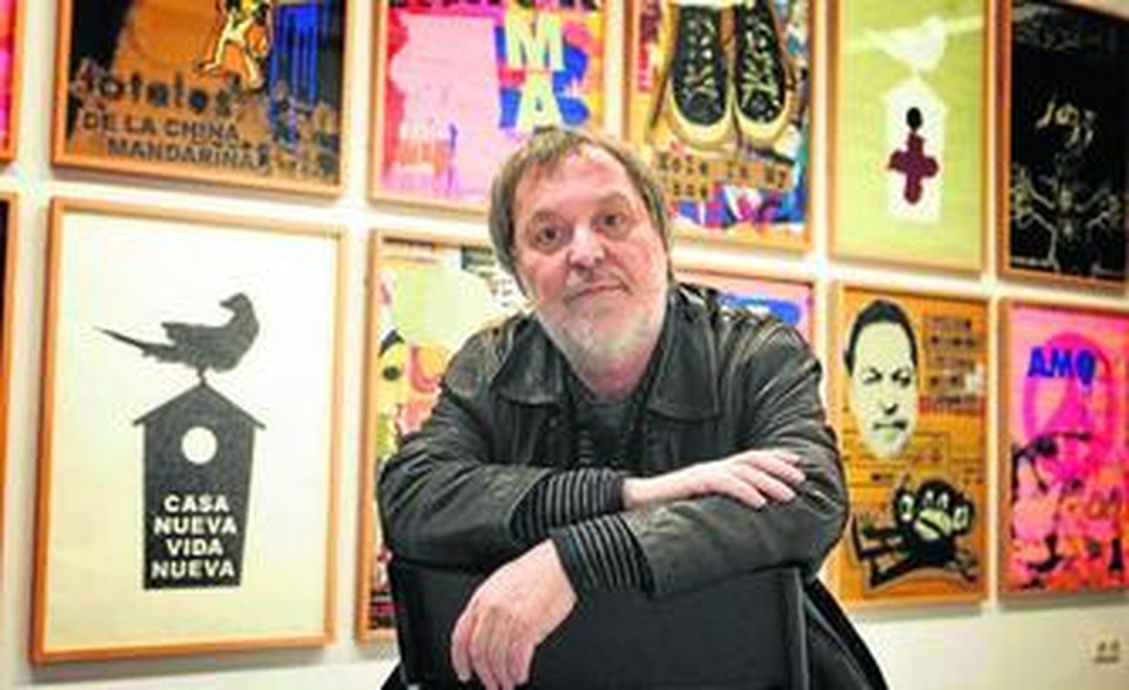 El creador Manolo Cuervo, ante las obras que componen 'Tratamiento de choque 2'.