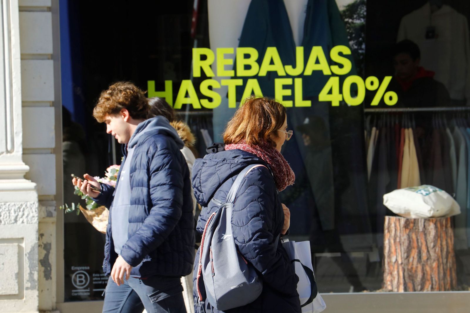 Los cordobeses se lanzan a por las rebajas de invierno.