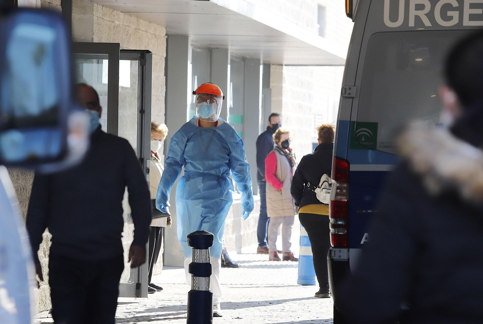 Un sanitario en las inmediaciones del hospital Juan Ramón Jiménez.
