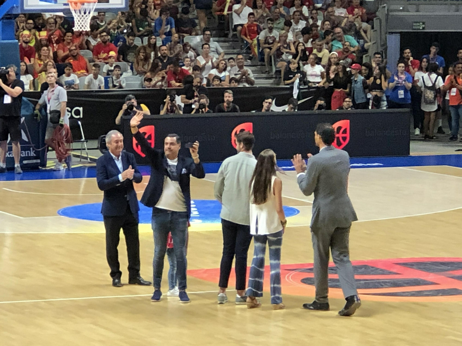 Daniel Hierrezuelo saluda al público.