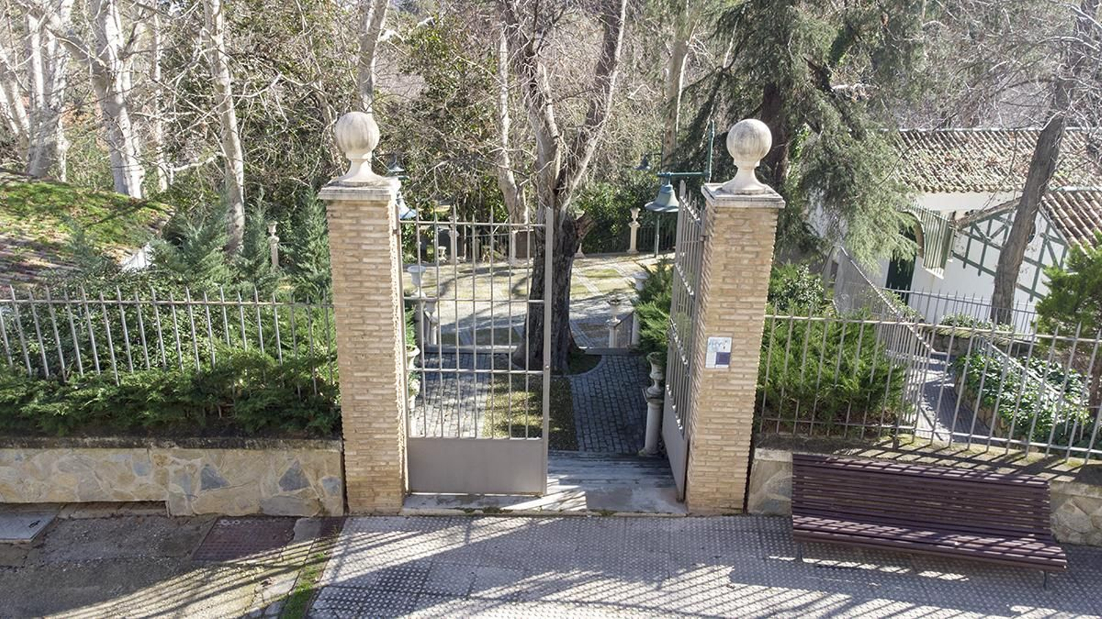 El acceso a los jardines es gratuito y en su entrada encontrarás las Casas Gemelas de Jabalcuz.