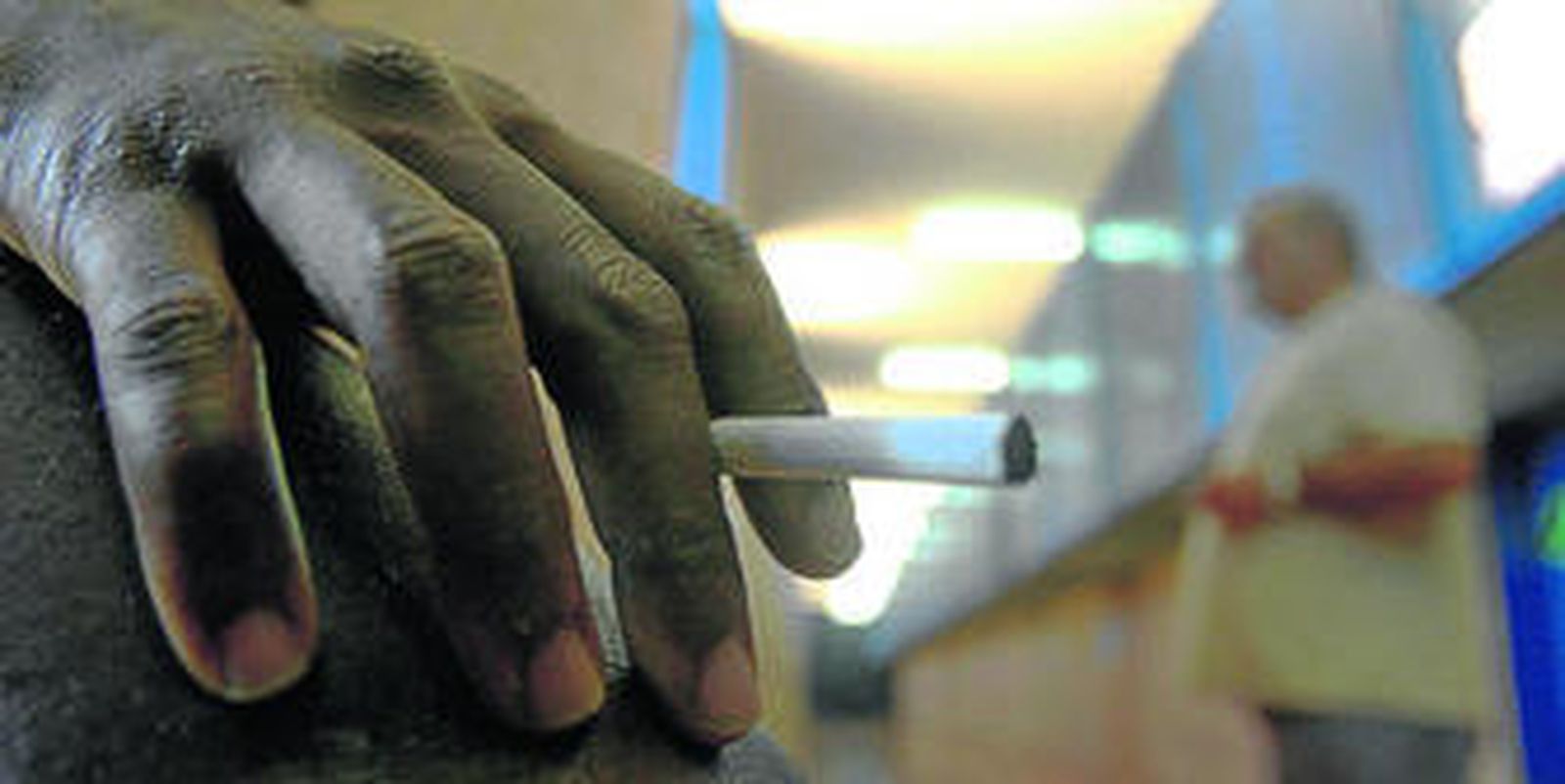 Dos presos en uno de los pasillos de la cárcel de Alhaurín de la Torre.