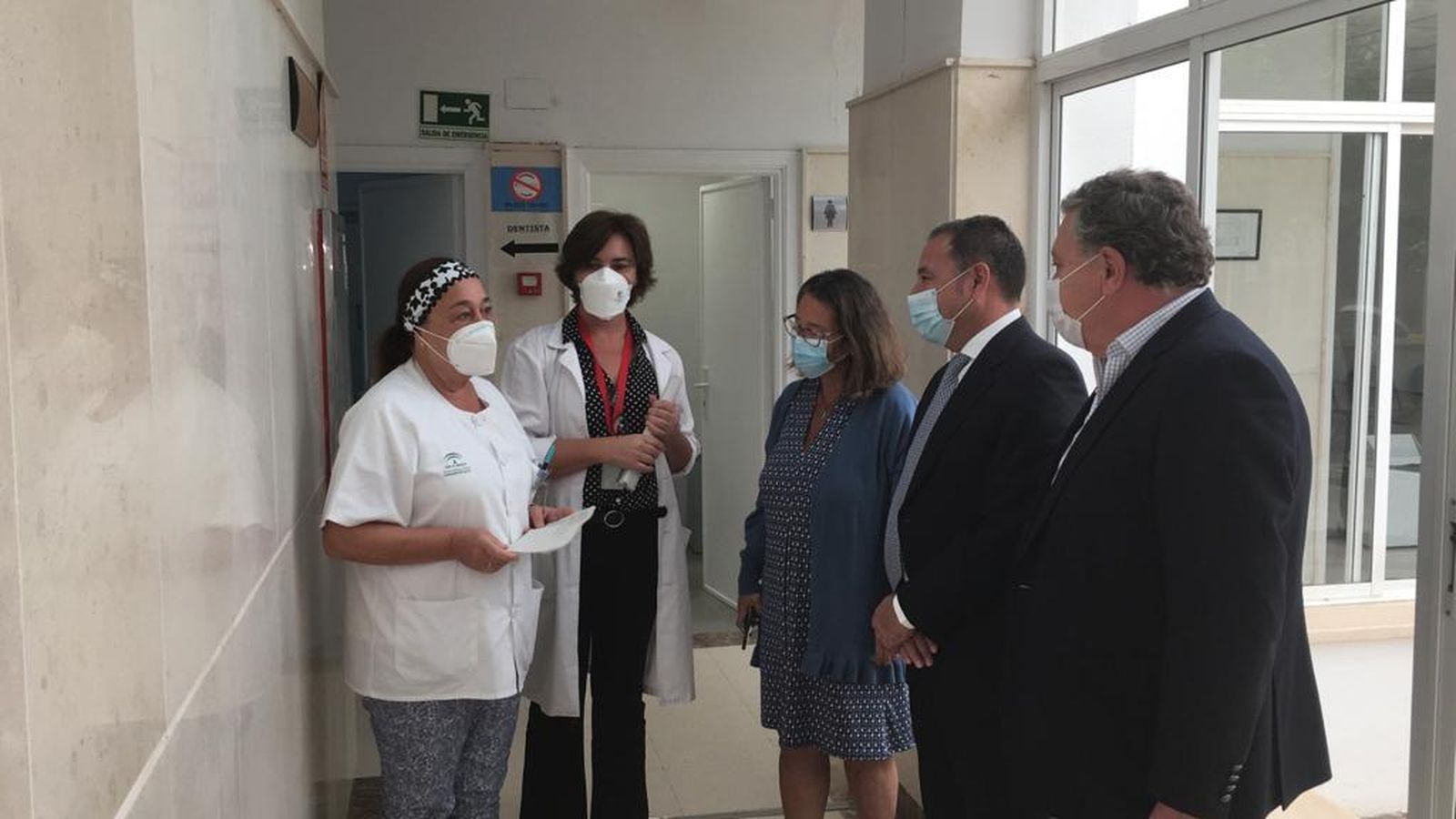El delegado del Gobierno de la Junta en Sevilla, Ricardo Sánchez; la delegada territorial de Salud y Familias, Regina Serrano, y el director del Distrito Sanitario Sevilla, José Manuel León-Sotelo, durante su visita a las obras.