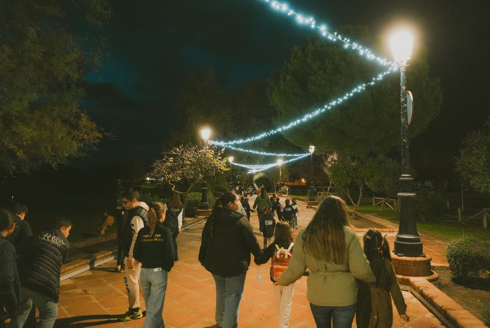 Miembros del Grupo Joven del Rocío por el Mirador de la Marisma, en la aldea almonteña.