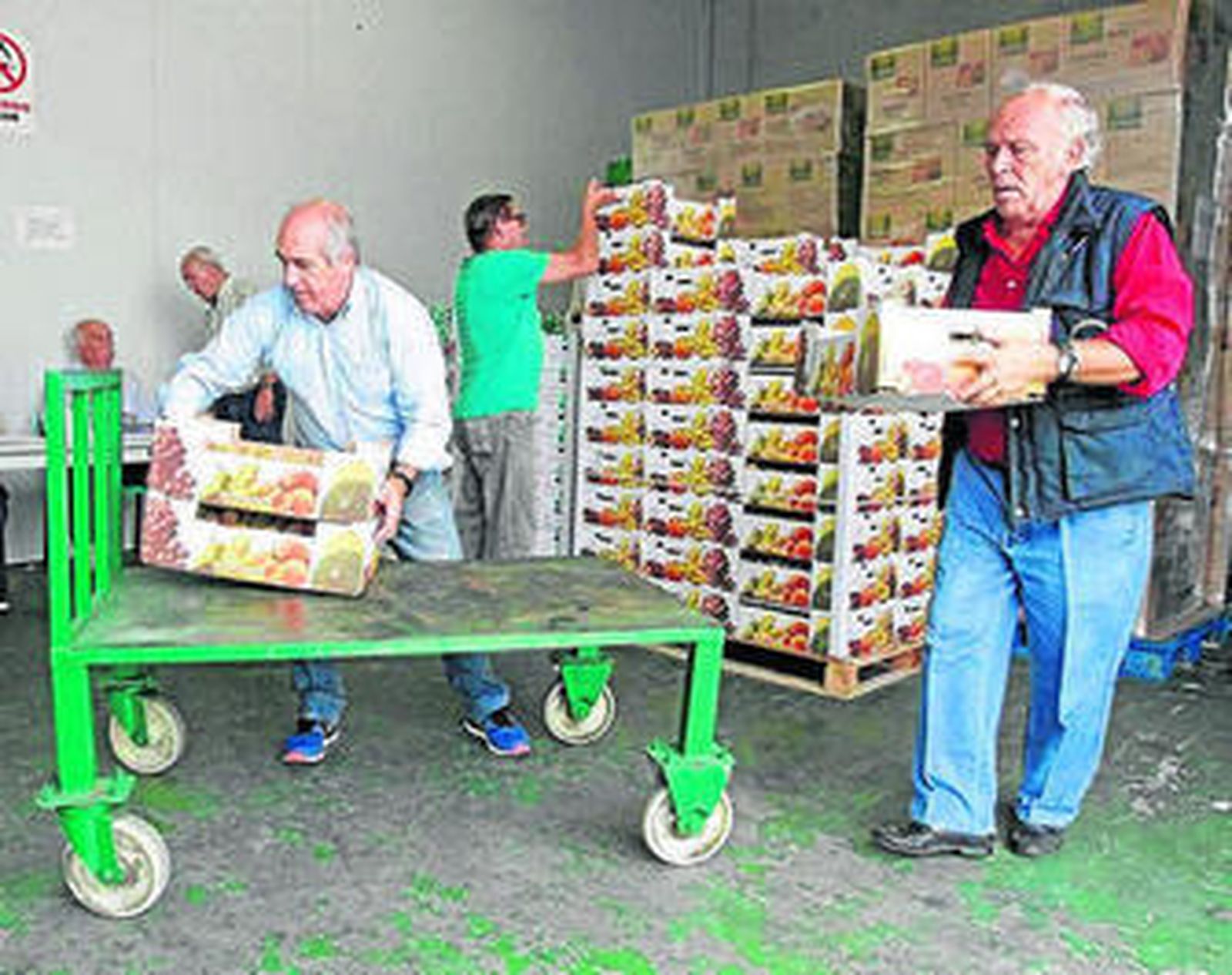 Voluntarios de la entidad realizan su labor durante la jornada de ayer.