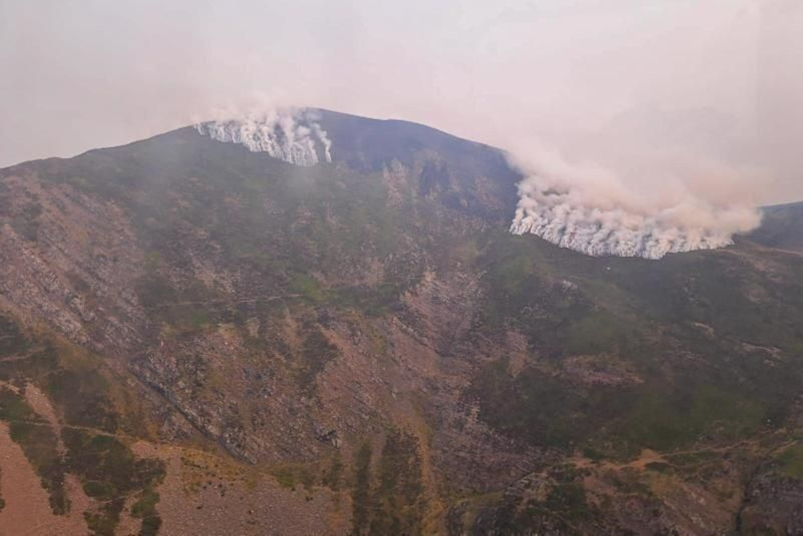 El incendio de Camaleño cruza la divisoria de León a Cantabria, ya en Picos de Europa.