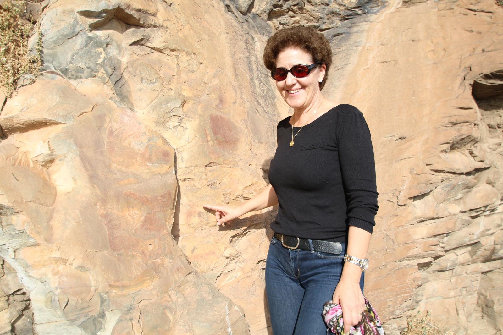 Antonia halló en Aulago dos representaciones de arte Levantino (un cérvido y un bóvido) y un arquero grabado de características similares al de Vélez-Blanco