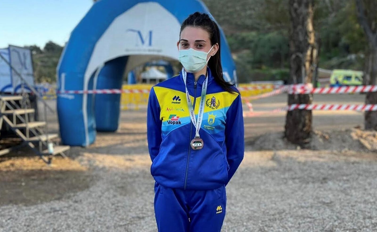 Lorena Herrera, del Bahía de Algeciras, con la medalla de plata.