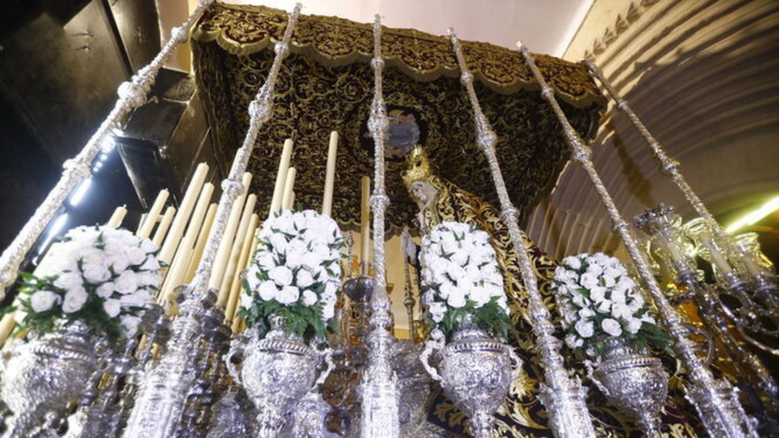 La Virgen de Gracia y Amparo, en el atrio de San Nicolás.