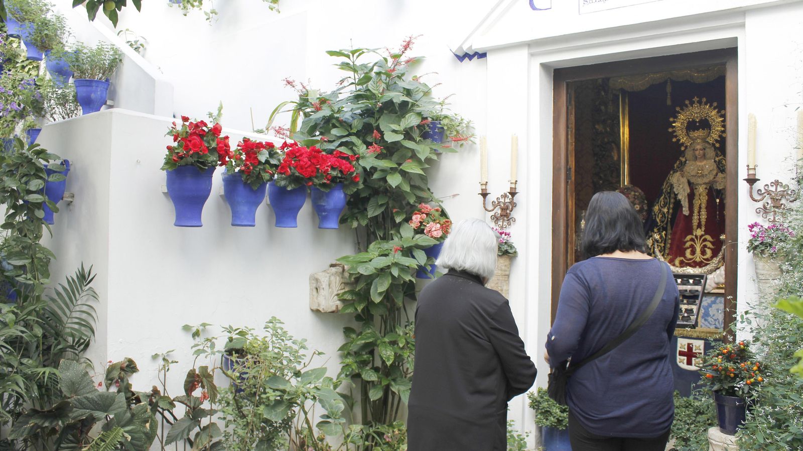Dos visitantes contemplan la capilla del patio de la calle Pastora, 2