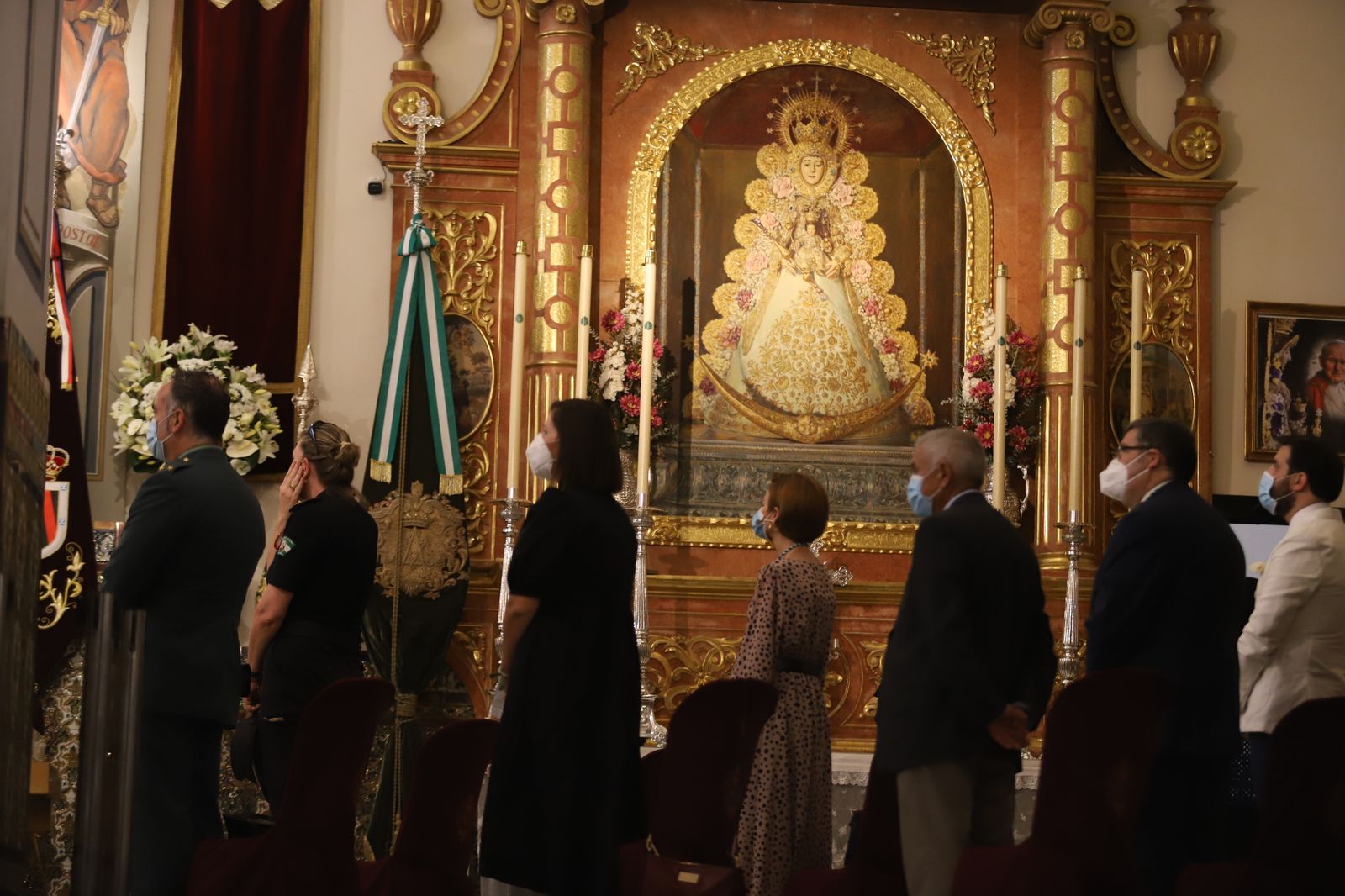 Imágenes de la misa de Pentecostés atípica y a puerta cerrada por el coronavirus, en la parroquia de la Asunción de Almonte