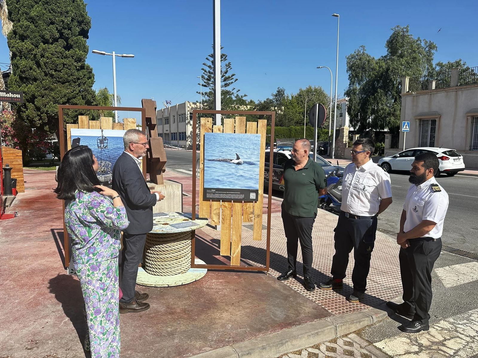 La dársena acoge además una exposición que destaca la biodiversidad del Mar de Alborán