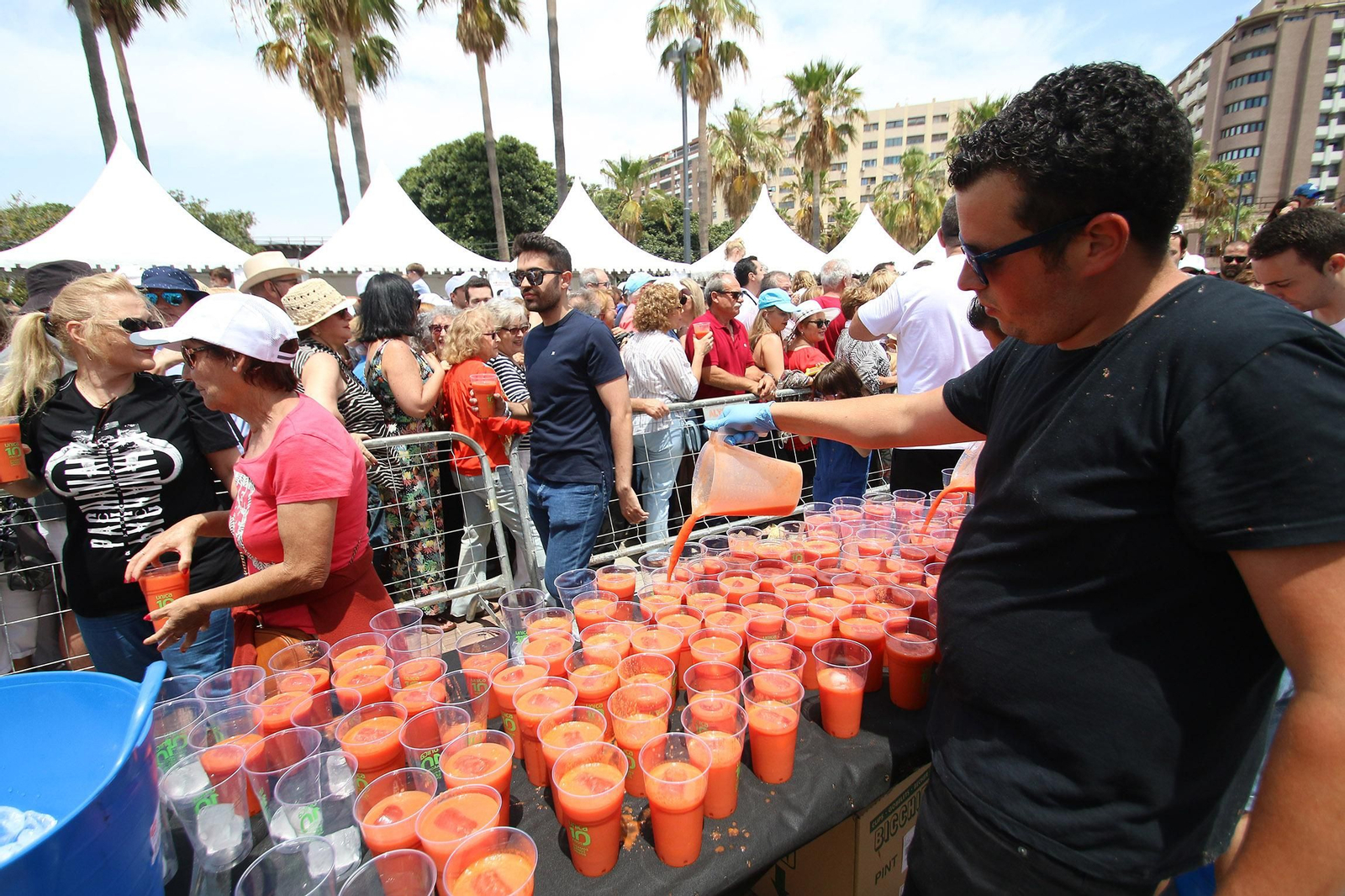 Fotogalería del récord Guinnes del gazpacho más grande del mundo