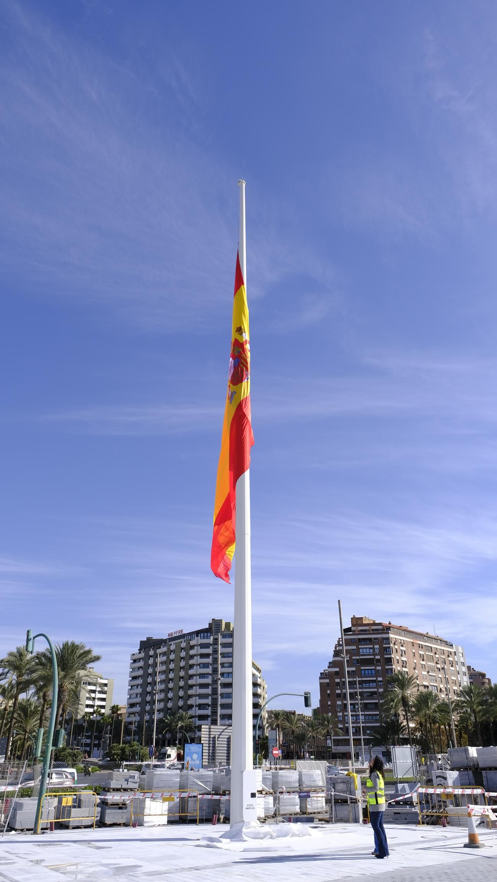 La prueba del izado de la bandera española y las obras del Puerto de Almería, en imágenes