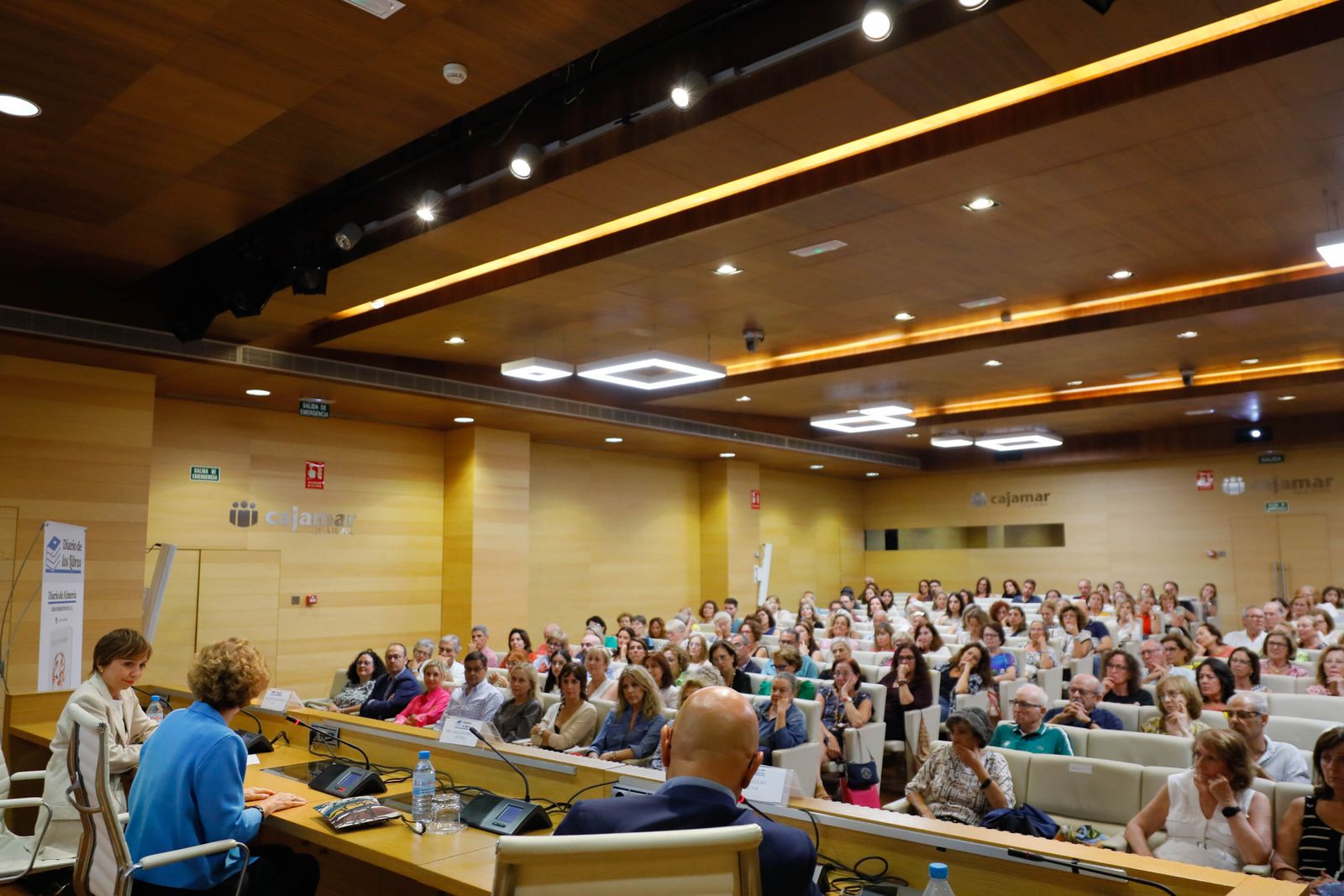 Imágenes de Diario de los Libros, con Julia Navarro