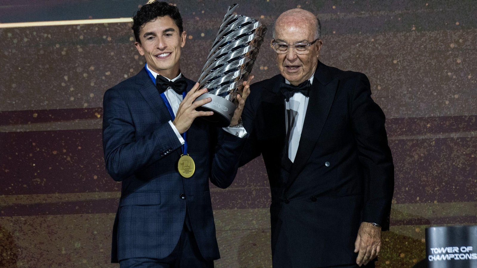 El nonacampeón Marc Márquez, en su coronación de Valencia, junto al CEO de MotoGP Carmelo Ezpeleta.