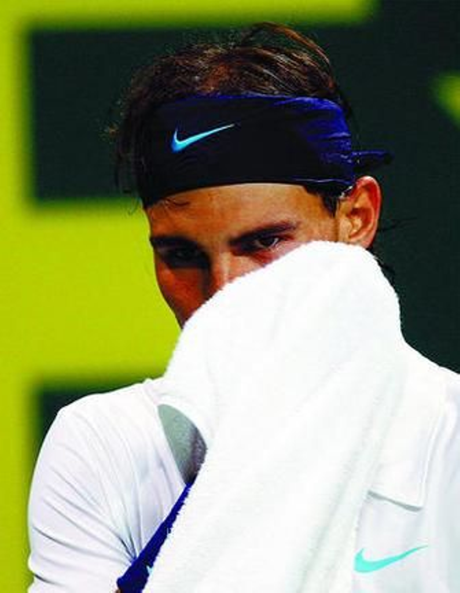 Nadal se seca el sudor durante el choque contra Monfils.